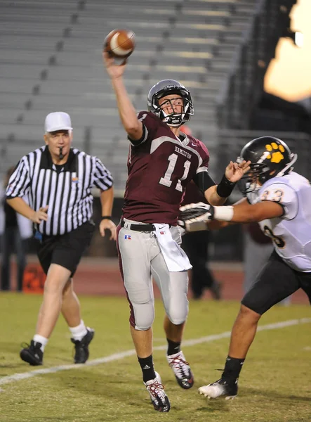 Arizona Doğu Vadisi oynanan bir normal sezon oyunları sırasında lise futbol oyun eylem. Yüksek okul futbol lise takım Amerika Birleşik Devletleri'nde oynadığı ızgara futbolcu.