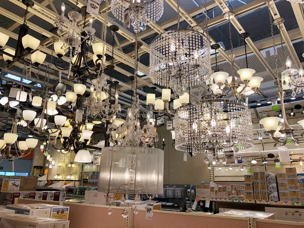 Home Depot en büyük ev geliştirme perakendeci Amerika Birleşik Devletleri olduğunu. Boya ve malzemeleri satın almak müşteriler için satılan çeşitli resim bölümü. Gilbert Arizona ABD Güney Batı bölümünde yer alan fotoğraf çekildi