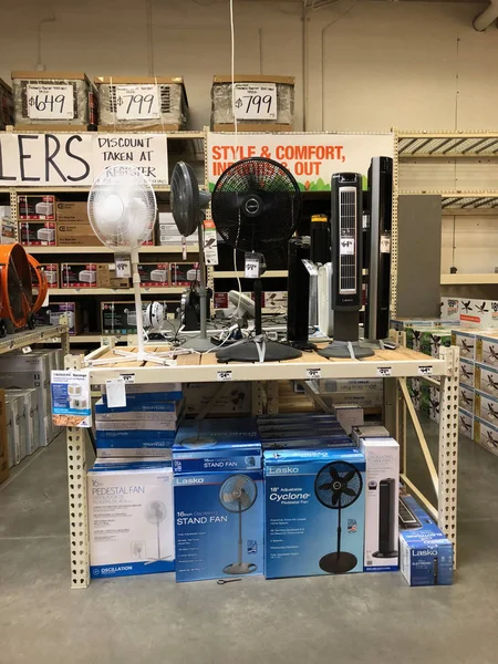 Home Depot en büyük ev geliştirme perakendeci Amerika Birleşik Devletleri olduğunu. Boya ve malzemeleri satın almak müşteriler için satılan çeşitli resim bölümü. Gilbert Arizona ABD Güney Batı bölümünde yer alan fotoğraf çekildi