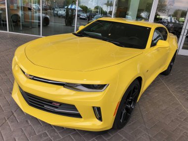  Amerika Birleşik Devletleri'nin güneybatı kısmında bulunan Chandler Arizona bulunan bir yerel otomobil galerisinde sergilenen Chevrolet Camaro. Chevrolet Camaro Chevrolet, Midilli araba sınıflandırılmış tarafından üretilen bir Amerikan otomobil olduğunu.