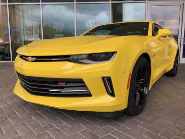  Amerika Birleşik Devletleri'nin güneybatı kısmında bulunan Chandler Arizona bulunan bir yerel otomobil galerisinde sergilenen Chevrolet Camaro. Chevrolet Camaro Chevrolet, Midilli araba sınıflandırılmış tarafından üretilen bir Amerikan otomobil olduğunu.