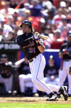 Mike Piazza Hall Of Fame avcısı oyunları sırasında oyun eylem onun kariyeri boyunca New York Mets ile New York Mets için. Mike Piazza Major League Baseball 16 sezon oynayan bir eski profesyonel beyzbol alıcı olduğunu.