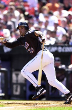 Mike Piazza Hall Of Fame avcısı oyunları sırasında oyun eylem onun kariyeri boyunca New York Mets ile New York Mets için. Mike Piazza Major League Baseball 16 sezon oynayan bir eski profesyonel beyzbol alıcı olduğunu.