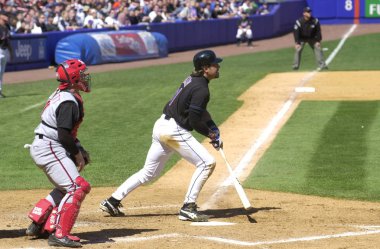 Mike Piazza Hall Of Fame avcısı oyunları sırasında oyun eylem onun kariyeri boyunca New York Mets ile New York Mets için. Mike Piazza Major League Baseball 16 sezon oynayan bir eski profesyonel beyzbol alıcı olduğunu.