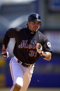 Mike Piazza Hall Of Fame avcısı oyunları sırasında oyun eylem onun kariyeri boyunca New York Mets ile New York Mets için. Mike Piazza Major League Baseball 16 sezon oynayan bir eski profesyonel beyzbol alıcı olduğunu.