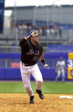 Mike Piazza Hall Of Fame avcısı oyunları sırasında oyun eylem onun kariyeri boyunca New York Mets ile New York Mets için. Mike Piazza Major League Baseball 16 sezon oynayan bir eski profesyonel beyzbol alıcı olduğunu.