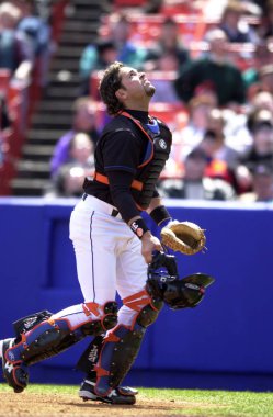 Mike Piazza Hall Of Fame avcısı oyunları sırasında oyun eylem onun kariyeri boyunca New York Mets ile New York Mets için. Mike Piazza Major League Baseball 16 sezon oynayan bir eski profesyonel beyzbol alıcı olduğunu.