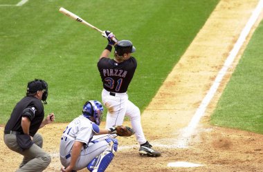 Mike Piazza Hall Of Fame avcısı oyunları sırasında oyun eylem onun kariyeri boyunca New York Mets ile New York Mets için. Mike Piazza Major League Baseball 16 sezon oynayan bir eski profesyonel beyzbol alıcı olduğunu.