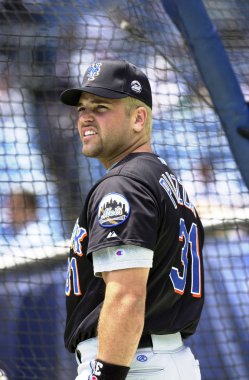 Mike Piazza Hall Of Fame avcısı oyunları sırasında oyun eylem onun kariyeri boyunca New York Mets ile New York Mets için. Mike Piazza Major League Baseball 16 sezon oynayan bir eski profesyonel beyzbol alıcı olduğunu.