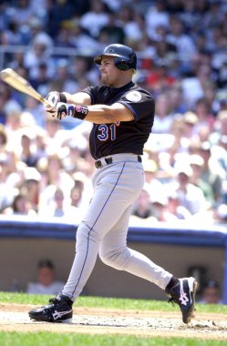 Mike Piazza Hall Of Fame avcısı oyunları sırasında oyun eylem onun kariyeri boyunca New York Mets ile New York Mets için. Mike Piazza Major League Baseball 16 sezon oynayan bir eski profesyonel beyzbol alıcı olduğunu.