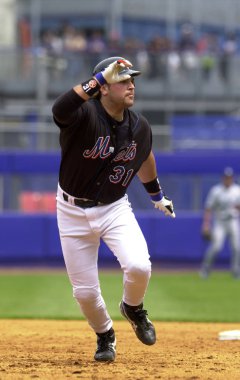 Mike Piazza Hall Of Fame avcısı oyunları sırasında oyun eylem onun kariyeri boyunca New York Mets ile New York Mets için. Mike Piazza Major League Baseball 16 sezon oynayan bir eski profesyonel beyzbol alıcı olduğunu.