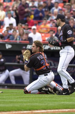 Mike Piazza Hall Of Fame avcısı oyunları sırasında oyun eylem onun kariyeri boyunca New York Mets ile New York Mets için. Mike Piazza Major League Baseball 16 sezon oynayan bir eski profesyonel beyzbol alıcı olduğunu.