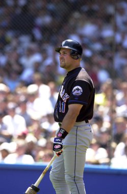 Mike Piazza Hall Of Fame avcısı oyunları sırasında oyun eylem onun kariyeri boyunca New York Mets ile New York Mets için. Mike Piazza Major League Baseball 16 sezon oynayan bir eski profesyonel beyzbol alıcı olduğunu.