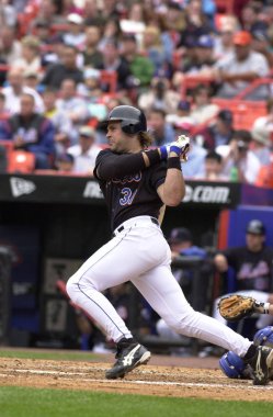 Mike Piazza Hall Of Fame avcısı oyunları sırasında oyun eylem onun kariyeri boyunca New York Mets ile New York Mets için. Mike Piazza Major League Baseball 16 sezon oynayan bir eski profesyonel beyzbol alıcı olduğunu.