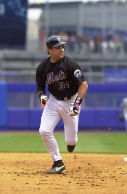 Mike Piazza Hall Of Fame avcısı oyunları sırasında oyun eylem onun kariyeri boyunca New York Mets ile New York Mets için. Mike Piazza Major League Baseball 16 sezon oynayan bir eski profesyonel beyzbol alıcı olduğunu.