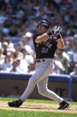 Mike Piazza Hall Of Fame avcısı oyunları sırasında oyun eylem onun kariyeri boyunca New York Mets ile New York Mets için. Mike Piazza Major League Baseball 16 sezon oynayan bir eski profesyonel beyzbol alıcı olduğunu.