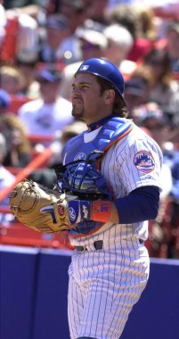 Mike Piazza Hall Of Fame avcısı oyunları sırasında oyun eylem onun kariyeri boyunca New York Mets ile New York Mets için. Mike Piazza Major League Baseball 16 sezon oynayan bir eski profesyonel beyzbol alıcı olduğunu.