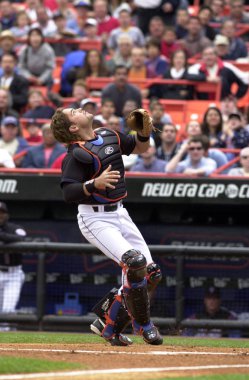 Mike Piazza Hall Of Fame avcısı oyunları sırasında oyun eylem onun kariyeri boyunca New York Mets ile New York Mets için. Mike Piazza Major League Baseball 16 sezon oynayan bir eski profesyonel beyzbol alıcı olduğunu.