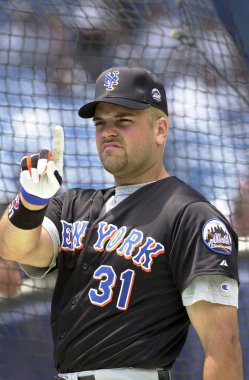 Mike Piazza Hall Of Fame avcısı oyunları sırasında oyun eylem onun kariyeri boyunca New York Mets ile New York Mets için. Mike Piazza Major League Baseball 16 sezon oynayan bir eski profesyonel beyzbol alıcı olduğunu.