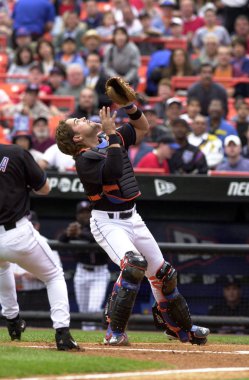 Mike Piazza Hall Of Fame avcısı oyunları sırasında oyun eylem onun kariyeri boyunca New York Mets ile New York Mets için. Mike Piazza Major League Baseball 16 sezon oynayan bir eski profesyonel beyzbol alıcı olduğunu.