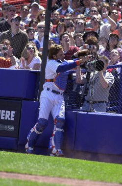 Mike Piazza Hall Of Fame avcısı oyunları sırasında oyun eylem onun kariyeri boyunca New York Mets ile New York Mets için. Mike Piazza Major League Baseball 16 sezon oynayan bir eski profesyonel beyzbol alıcı olduğunu.
