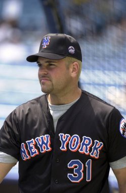 Mike Piazza Hall Of Fame avcısı oyunları sırasında oyun eylem onun kariyeri boyunca New York Mets ile New York Mets için. Mike Piazza Major League Baseball 16 sezon oynayan bir eski profesyonel beyzbol alıcı olduğunu.