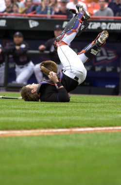 Mike Piazza Hall Of Fame avcısı oyunları sırasında oyun eylem onun kariyeri boyunca New York Mets ile New York Mets için. Mike Piazza Major League Baseball 16 sezon oynayan bir eski profesyonel beyzbol alıcı olduğunu.