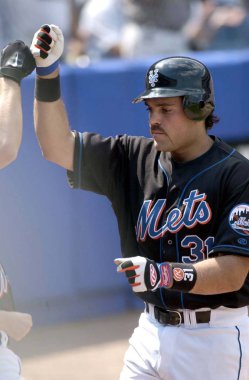 Mike Piazza Hall Of Fame avcısı oyunları sırasında oyun eylem onun kariyeri boyunca New York Mets ile New York Mets için. Mike Piazza Major League Baseball 16 sezon oynayan bir eski profesyonel beyzbol alıcı olduğunu.