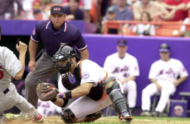 Mike Piazza Hall Of Fame avcısı oyunları sırasında oyun eylem onun kariyeri boyunca New York Mets ile New York Mets için. Mike Piazza Major League Baseball 16 sezon oynayan bir eski profesyonel beyzbol alıcı olduğunu.