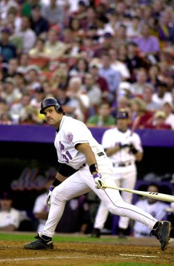 Mike Piazza Hall Of Fame avcısı oyunları sırasında oyun eylem onun kariyeri boyunca New York Mets ile New York Mets için. Mike Piazza Major League Baseball 16 sezon oynayan bir eski profesyonel beyzbol alıcı olduğunu.