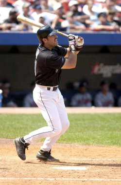 Mike Piazza Hall Of Fame avcısı oyunları sırasında oyun eylem onun kariyeri boyunca New York Mets ile New York Mets için. Mike Piazza Major League Baseball 16 sezon oynayan bir eski profesyonel beyzbol alıcı olduğunu.