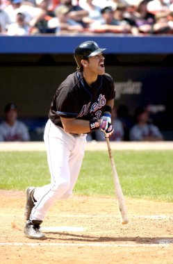 Mike Piazza Hall Of Fame avcısı oyunları sırasında oyun eylem onun kariyeri boyunca New York Mets ile New York Mets için. Mike Piazza Major League Baseball 16 sezon oynayan bir eski profesyonel beyzbol alıcı olduğunu.