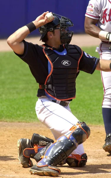 Mike Piazza Hall Of Fame avcısı oyunları sırasında oyun eylem onun kariyeri boyunca New York Mets ile New York Mets için. Mike Piazza Major League Baseball 16 sezon oynayan bir eski profesyonel beyzbol alıcı olduğunu.