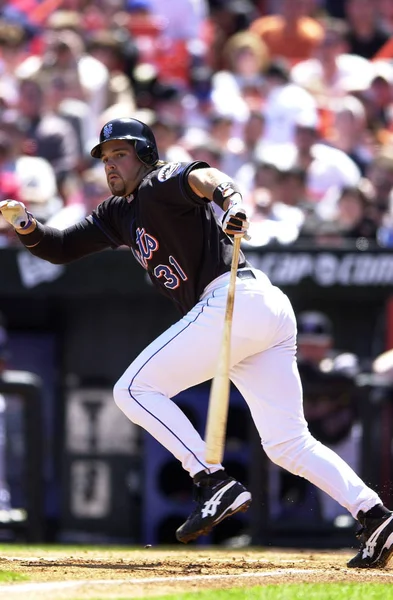 Mike Piazza Hall Of Fame avcısı oyunları sırasında oyun eylem onun kariyeri boyunca New York Mets ile New York Mets için. Mike Piazza Major League Baseball 16 sezon oynayan bir eski profesyonel beyzbol alıcı olduğunu.