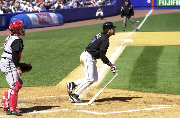 Mike Piazza Hall Of Fame avcısı oyunları sırasında oyun eylem onun kariyeri boyunca New York Mets ile New York Mets için. Mike Piazza Major League Baseball 16 sezon oynayan bir eski profesyonel beyzbol alıcı olduğunu.