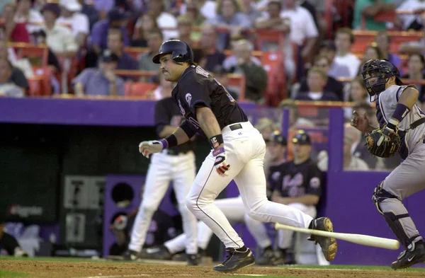 Mike Piazza Hall Of Fame avcısı oyunları sırasında oyun eylem onun kariyeri boyunca New York Mets ile New York Mets için. Mike Piazza Major League Baseball 16 sezon oynayan bir eski profesyonel beyzbol alıcı olduğunu.