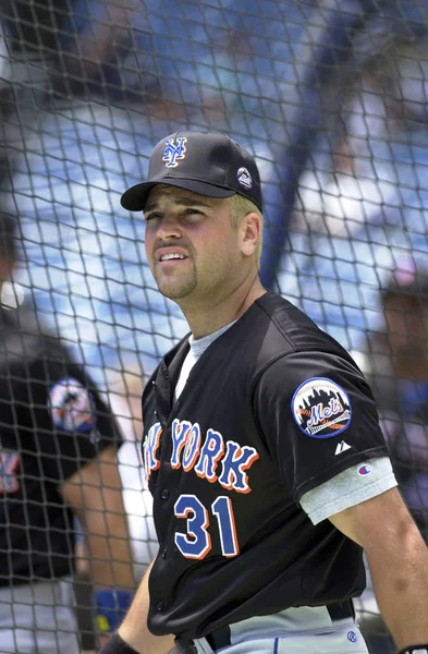 Mike Piazza Hall Of Fame avcısı oyunları sırasında oyun eylem onun kariyeri boyunca New York Mets ile New York Mets için. Mike Piazza Major League Baseball 16 sezon oynayan bir eski profesyonel beyzbol alıcı olduğunu.