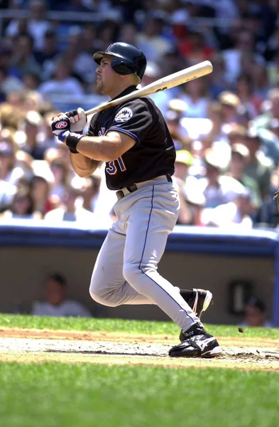 Mike Piazza Hall Of Fame avcısı oyunları sırasında oyun eylem onun kariyeri boyunca New York Mets ile New York Mets için. Mike Piazza Major League Baseball 16 sezon oynayan bir eski profesyonel beyzbol alıcı olduğunu.