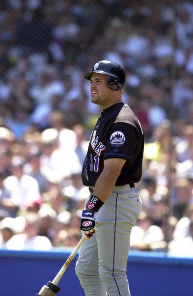Mike Piazza Hall Of Fame avcısı oyunları sırasında oyun eylem onun kariyeri boyunca New York Mets ile New York Mets için. Mike Piazza Major League Baseball 16 sezon oynayan bir eski profesyonel beyzbol alıcı olduğunu.