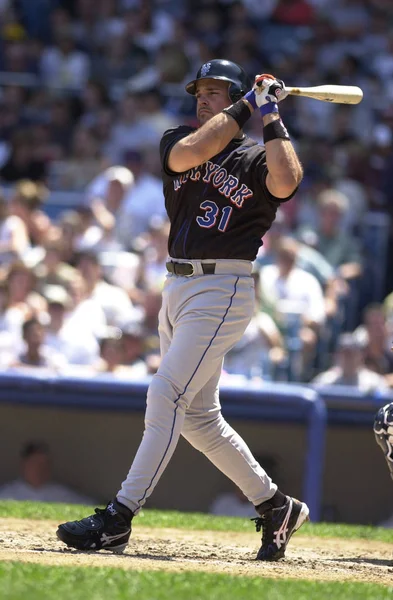 Mike Piazza Hall Of Fame avcısı oyunları sırasında oyun eylem onun kariyeri boyunca New York Mets ile New York Mets için. Mike Piazza Major League Baseball 16 sezon oynayan bir eski profesyonel beyzbol alıcı olduğunu.