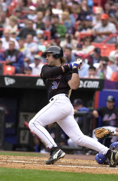 Mike Piazza Hall Of Fame avcısı oyunları sırasında oyun eylem onun kariyeri boyunca New York Mets ile New York Mets için. Mike Piazza Major League Baseball 16 sezon oynayan bir eski profesyonel beyzbol alıcı olduğunu.