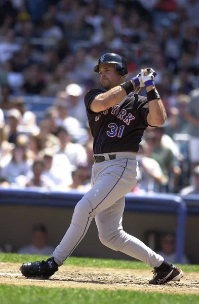 Mike Piazza Hall Of Fame avcısı oyunları sırasında oyun eylem onun kariyeri boyunca New York Mets ile New York Mets için. Mike Piazza Major League Baseball 16 sezon oynayan bir eski profesyonel beyzbol alıcı olduğunu.