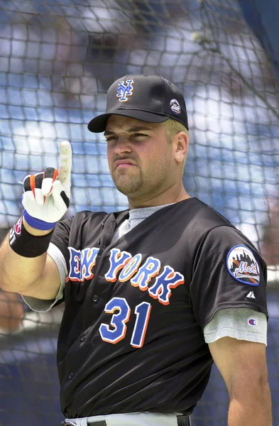 Mike Piazza Hall Of Fame avcısı oyunları sırasında oyun eylem onun kariyeri boyunca New York Mets ile New York Mets için. Mike Piazza Major League Baseball 16 sezon oynayan bir eski profesyonel beyzbol alıcı olduğunu.