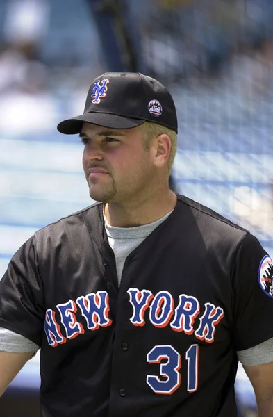 Mike Piazza Hall Of Fame avcısı oyunları sırasında oyun eylem onun kariyeri boyunca New York Mets ile New York Mets için. Mike Piazza Major League Baseball 16 sezon oynayan bir eski profesyonel beyzbol alıcı olduğunu.