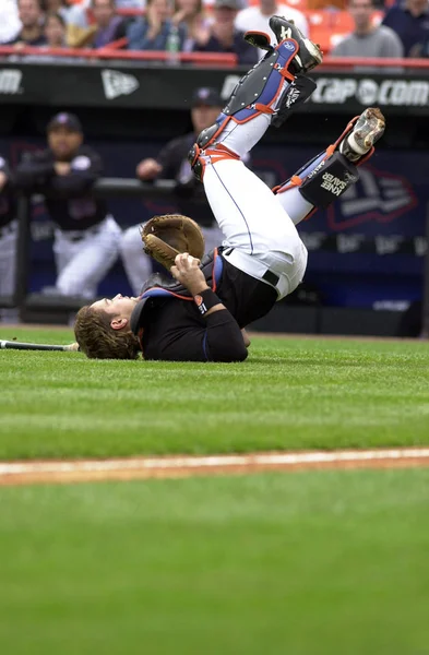 Mike Piazza Hall Of Fame avcısı oyunları sırasında oyun eylem onun kariyeri boyunca New York Mets ile New York Mets için. Mike Piazza Major League Baseball 16 sezon oynayan bir eski profesyonel beyzbol alıcı olduğunu.