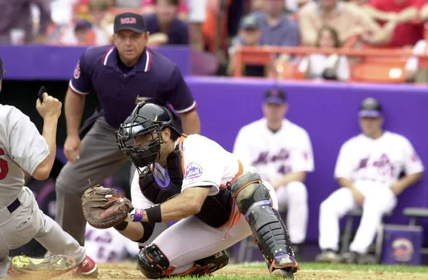 Mike Piazza Hall Of Fame avcısı oyunları sırasında oyun eylem onun kariyeri boyunca New York Mets ile New York Mets için. Mike Piazza Major League Baseball 16 sezon oynayan bir eski profesyonel beyzbol alıcı olduğunu.