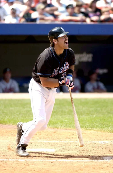 Mike Piazza Hall Of Fame avcısı oyunları sırasında oyun eylem onun kariyeri boyunca New York Mets ile New York Mets için. Mike Piazza Major League Baseball 16 sezon oynayan bir eski profesyonel beyzbol alıcı olduğunu.