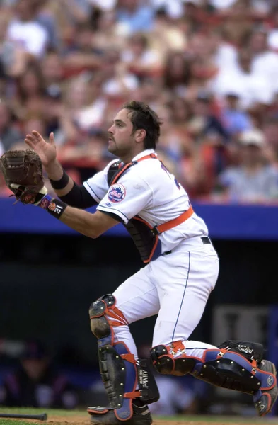 Mike Piazza Hall Of Fame avcısı oyunları sırasında oyun eylem onun kariyeri boyunca New York Mets ile New York Mets için. Mike Piazza Major League Baseball 16 sezon oynayan bir eski profesyonel beyzbol alıcı olduğunu.