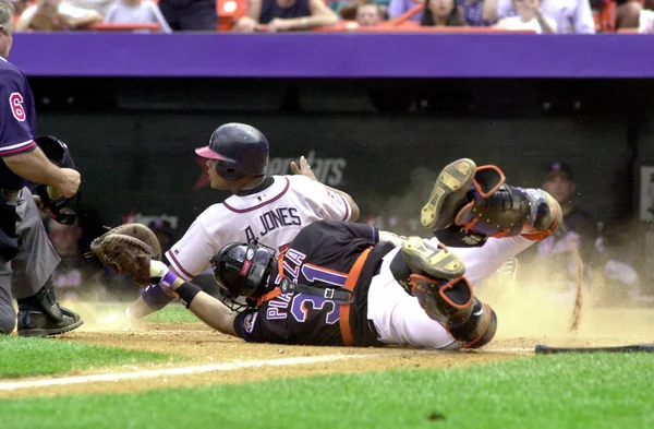 Mike Piazza Hall Of Fame avcısı oyunları sırasında oyun eylem onun kariyeri boyunca New York Mets ile New York Mets için. Mike Piazza Major League Baseball 16 sezon oynayan bir eski profesyonel beyzbol alıcı olduğunu.