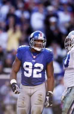 Michael Strahan savunma sonunda New York Giants normal sezon oyun sırasında oyun eylem için. Michael Strahan tüm 15 yıllık kariyerini New York Giants Ulusal Futbol Ligi ile geçiren bir eski Nfl futbol savunma sonunda olduğunu.